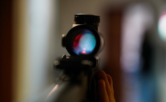 Нападение на женщину у подъезда в Орске: подозреваемые даже не пытались скрыться