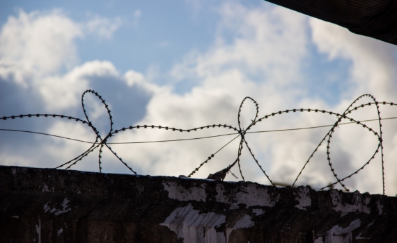 В Оренбургской области мужчина признан виновным в изнасиловании несовершеннолетней