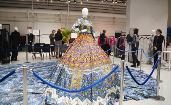 Платья на зиму 2025-2026: отголоски Анны Болейн и обаяние ревущих двадцатых