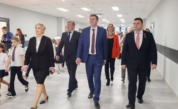 Глава Воронежа Сергей Петрин принял участие в открытии реконструированного здания школы №45