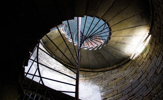 Похудеть без тренажеров реально: начните подниматься по ступенькам – за месяц сбросите 4 кг