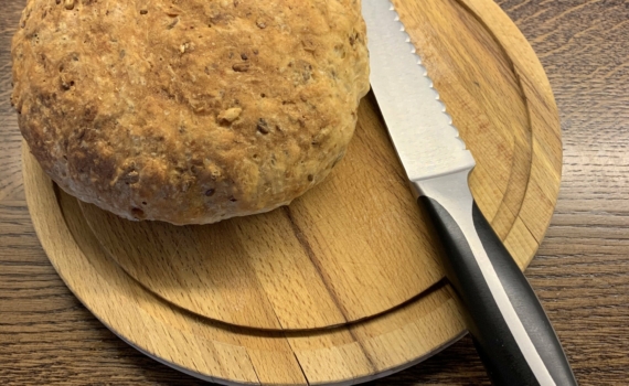 Быстрый перекус: горячий бутерброд Минутка всего из трёх ингредиентов —  пальчики оближешь