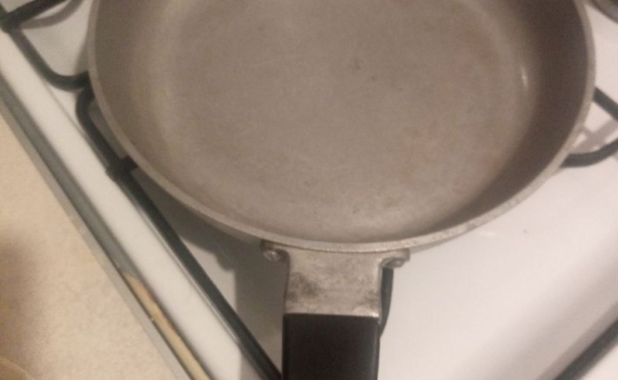 Ничего не пригорит: как избежать прилипания еды — забытый способ подготовить сковороду