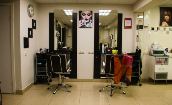 Лунный календарь стрижек на декабрь 2025: благоприятные и запретные дни для визита к парикмахеру