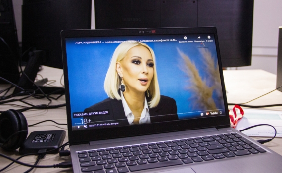 Дорогая авария: известную телеведущую заставили заплатить соседям за ремонт после потопа